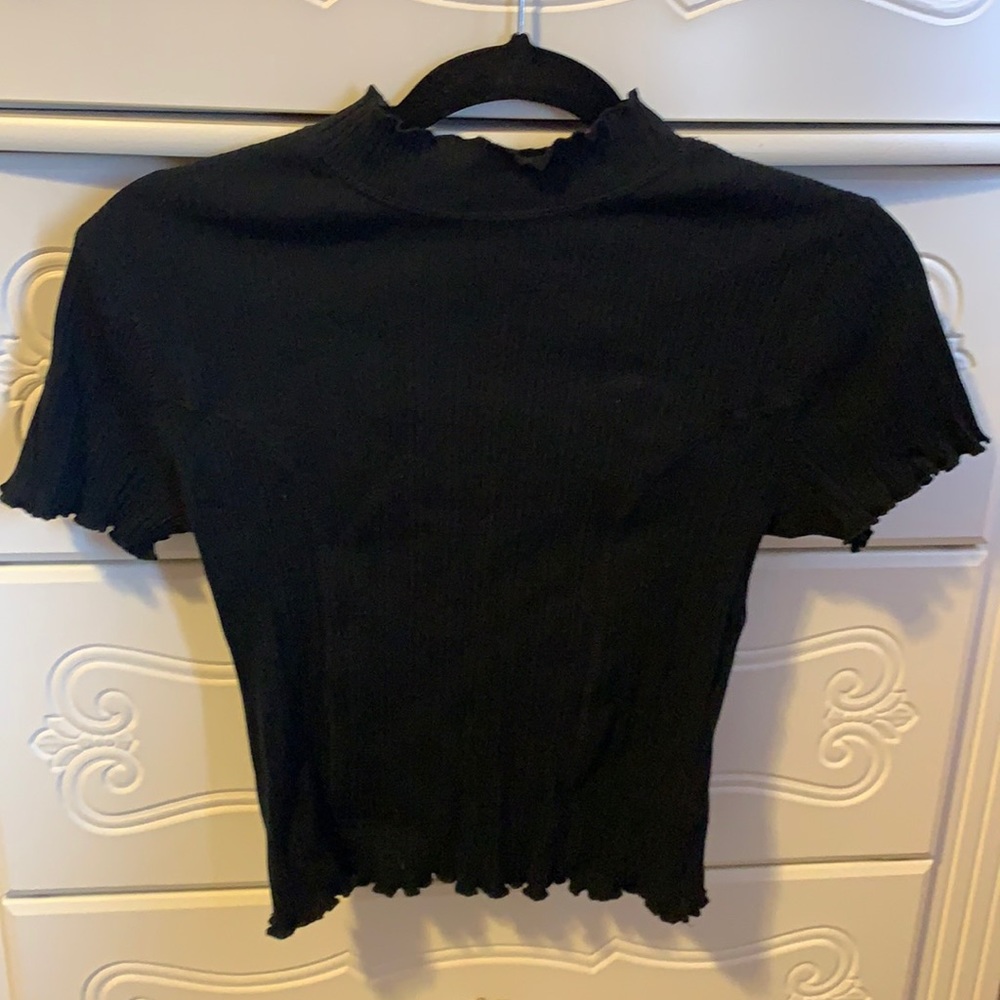 Black turtleneck cropped tee